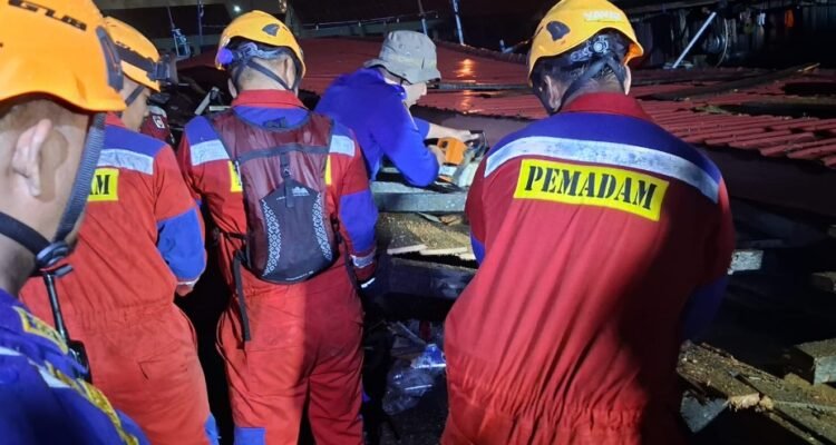 FOTO 10 Febr_Tim gabungan berhasil mengevakuasi korban dari reruntuhan rumah yang roboh akbat angin kencang di Kota Balikpapan, Provinsi Kalimantan Timur