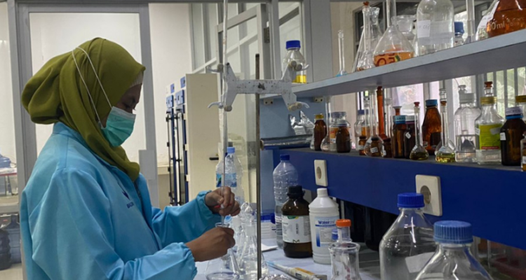 FOTO 11 Febr_Pemeriksaan laboratorium Badan Pengawas Obat dan Makanan (BPOM). (dok. bpom)