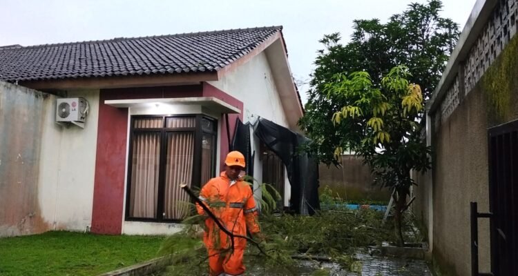 FOTO 12 Febr_BPBD Kabupaten Banyumas bersama unsur terkait melakukan kaji cepat serta penanganan darurat di lokasi terdampak. dok