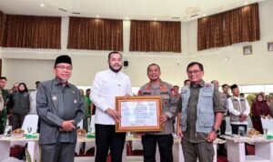 FOTO 13 Febr_Kegiatan penyerahan bantuan stimulan rumah rusak bagi warga terdampak bencana di Kantor Balaikota Aie Pacah, Kota Padang, Sumatra Barat