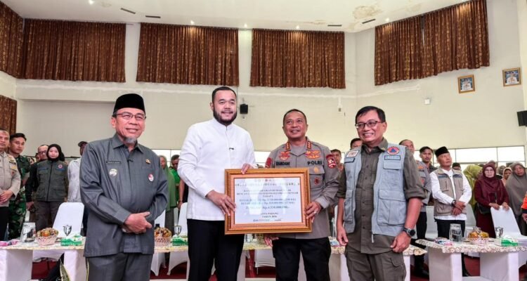 FOTO 13 Febr_Kegiatan penyerahan bantuan stimulan rumah rusak bagi warga terdampak bencana di Kantor Balaikota Aie Pacah, Kota Padang, Sumatra Barat