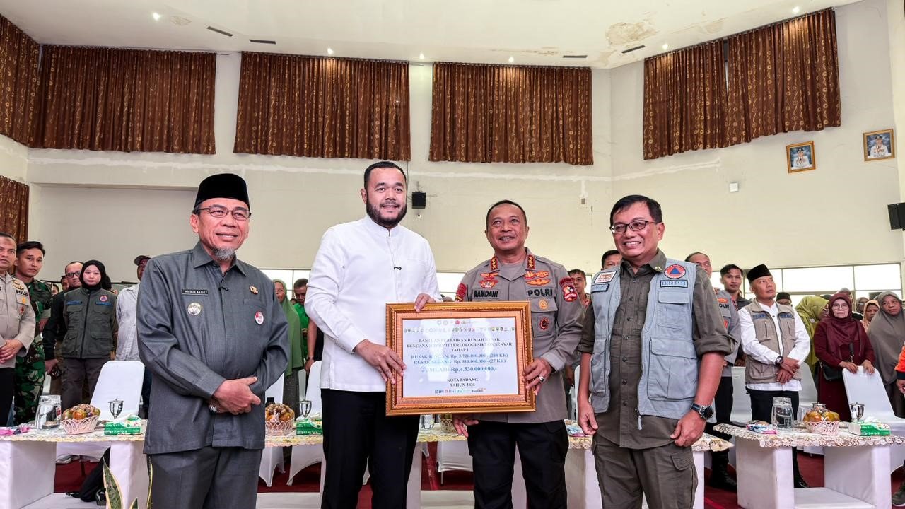 FOTO 13 Febr_Kegiatan penyerahan bantuan stimulan rumah rusak bagi warga terdampak bencana di Kantor Balaikota Aie Pacah, Kota Padang, Sumatra Barat