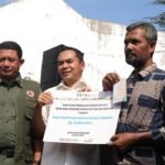 FOTO 13 Febr_Warga terdampak bencana hidrometeorologi menerima dana perbaikan rumah rusak di Kantor Wali Kota Lhoksumawe, Provinsi Aceh. bn