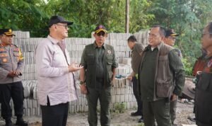 FOTO 14 Febr_Kepala BNPB Letjen TNI Suharyanto (topi kacamata hitam) saat memastikan bahan material