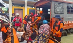 FOTO 16 Febr_Petugas BPBD Kabupaten Grobogan evakuasi warga menggunakan perahu karet dan truk serbaguna di Kelurahan Danyang, Kec Purwodadi, Kab Grobogan, Jawa Tengah