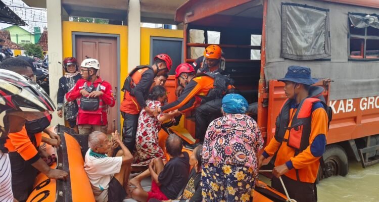 FOTO 16 Febr_Petugas BPBD Kabupaten Grobogan evakuasi warga menggunakan perahu karet dan truk serbaguna di Kelurahan Danyang, Kec Purwodadi, Kab Grobogan, Jawa Tengah
