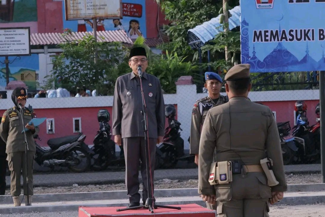 FOTO 16 Febr_Wakil Wali Kota Padang Maigus Nasir saat memimpin apel gabungan dalam rangka menyambut Ramadan 1447 Hijriah 2026 Masehi di Mako Satpol PP Kota Padang.
