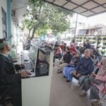 FOTO 22 Febr_Masyarakat menunggu pelayanan kesehatan di puskesmas Kota Bandung. (dok. jabarprov.go.id)