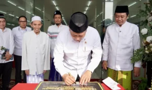 FOTO 22 Febr_Menteri Koperasi Ferry Juliantono meresmikan Torasera (Toko Rakyat Serba Ada) Nurja Berkah milik Koperasi Ponpes Nurul Jadid di Paiton, Probolinggo. kemenkop