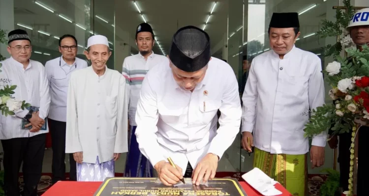 FOTO 22 Febr_Menteri Koperasi Ferry Juliantono meresmikan Torasera (Toko Rakyat Serba Ada) Nurja Berkah milik Koperasi Ponpes Nurul Jadid di Paiton, Probolinggo. kemenkop