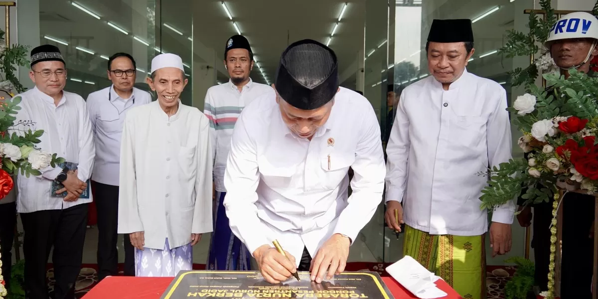 FOTO 22 Febr_Menteri Koperasi Ferry Juliantono meresmikan Torasera (Toko Rakyat Serba Ada) Nurja Berkah milik Koperasi Ponpes Nurul Jadid di Paiton, Probolinggo. kemenkop