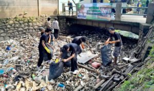 FOTO 22 Febr_Puluhan ton sampah di Kali Sabi yang ada di Provinsi Banten dibersihkan oleh relawan. bantenprov