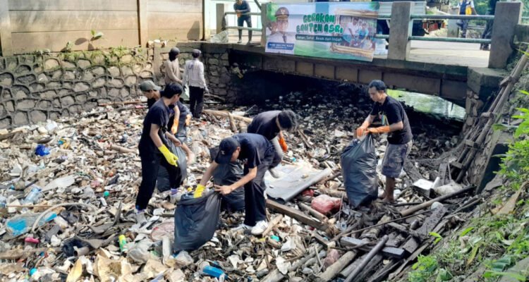 FOTO 22 Febr_Puluhan ton sampah di Kali Sabi yang ada di Provinsi Banten dibersihkan oleh relawan. bantenprov