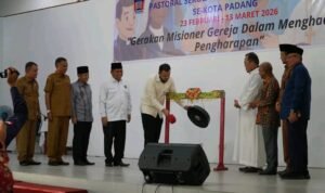 FOTO 24 Febr_Pembukaan kegiatan pembinaan iman bagi ribuan siswa Katolik dan Kristen di dua lokasi berbeda. dok. padang.go.id