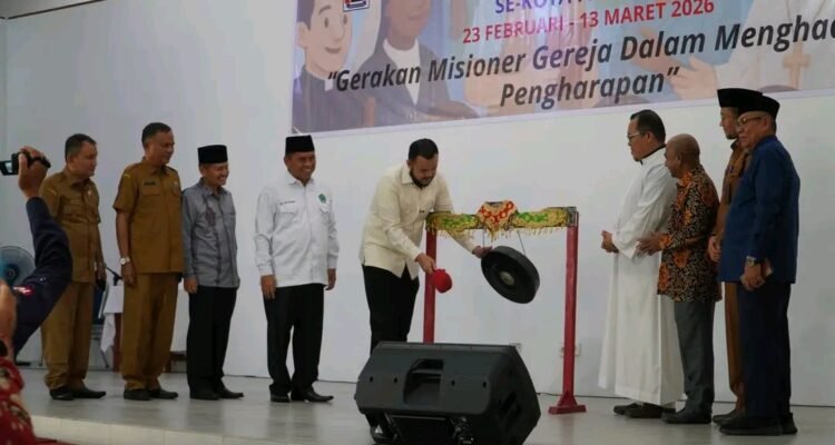 FOTO 24 Febr_Pembukaan kegiatan pembinaan iman bagi ribuan siswa Katolik dan Kristen di dua lokasi berbeda. dok. padang.go.id