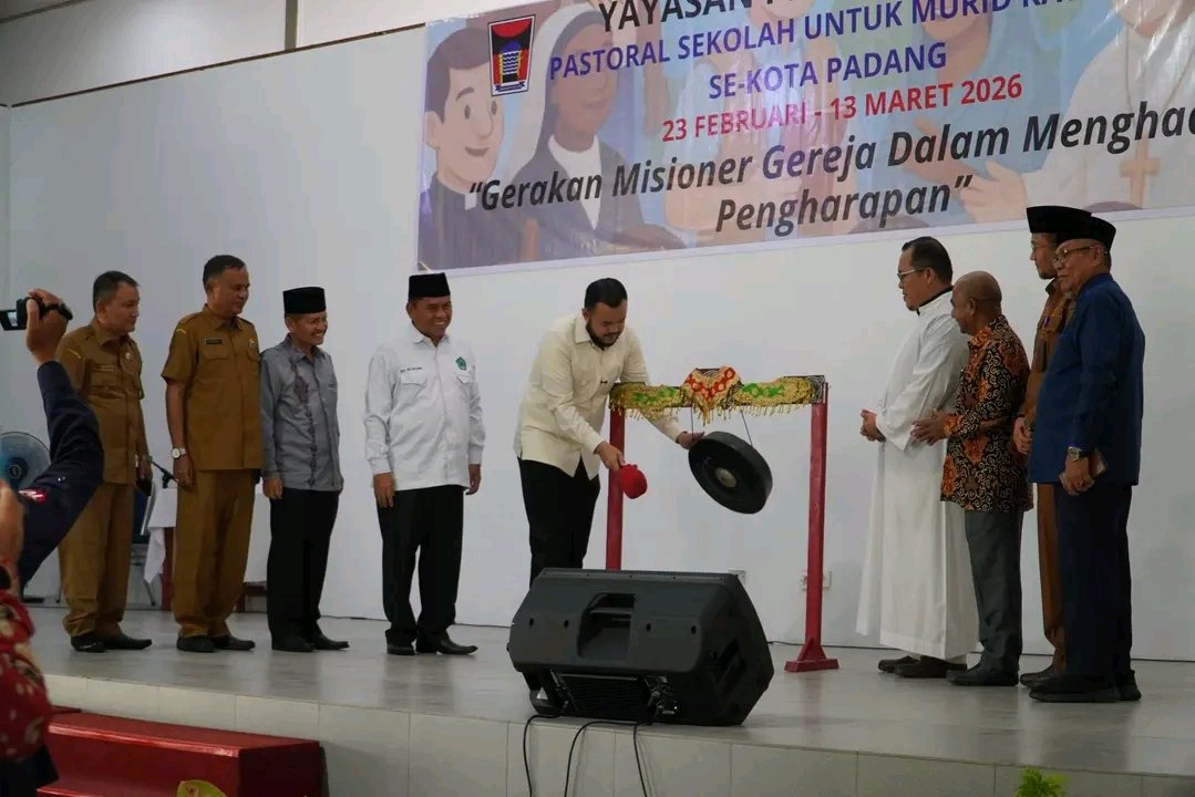 FOTO 24 Febr_Pembukaan kegiatan pembinaan iman bagi ribuan siswa Katolik dan Kristen di dua lokasi berbeda. dok. padang.go.id