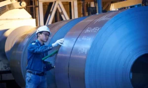 FOTO 24 Febr_Petugas memeriksa produk baja. (dok. krakatausteel)