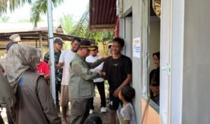 FOTO 25 Febr_Penyerahan bantuan bahan kebutuhan pokok kepada warga yang tinggal di hunian sementara (huntara) Pulo Tiga, Kab Aceh Tamiang, Prov Aceh.