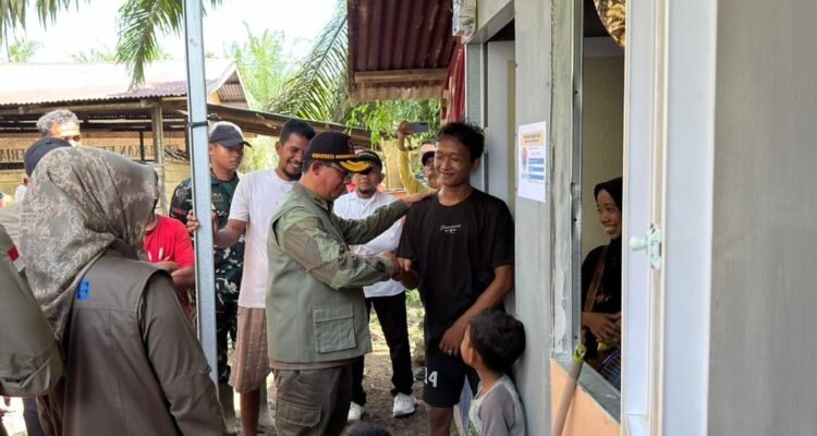 FOTO 25 Febr_Penyerahan bantuan bahan kebutuhan pokok kepada warga yang tinggal di hunian sementara (huntara) Pulo Tiga, Kab Aceh Tamiang, Prov Aceh.
