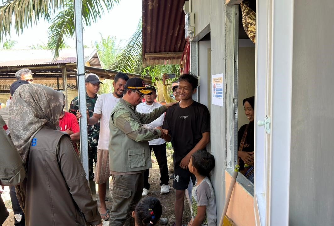 FOTO 25 Febr_Penyerahan bantuan bahan kebutuhan pokok kepada warga yang tinggal di hunian sementara (huntara) Pulo Tiga, Kab Aceh Tamiang, Prov Aceh.