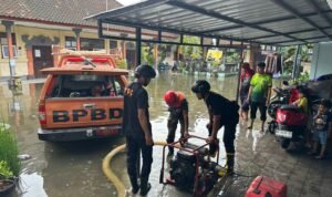 FOTO 26 Febr_Para petugas gabungan melakukan pompanisasi pascabanjir yang terjadi di Provinsi Bali. dok. bpbdprov