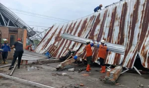 FOTO 26 Febr_Petugas gabungan mengevakuasi bangunan yang roboh diterjang angin kencang di Desa Kemudo Klaten