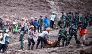 FOTO 26 Jan_Tim SAR gabungan melakukan evakuasi dengan menghadapi tanah labil saat pencarian korban tanah longsor di Bandung Barat. (dok. humaspemprovjabar)