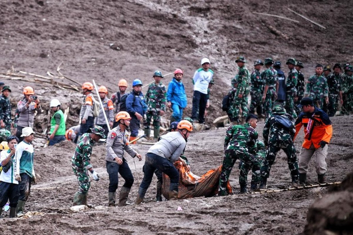 FOTO 26 Jan_Tim SAR gabungan melakukan evakuasi dengan menghadapi tanah labil saat pencarian korban tanah longsor di Bandung Barat. (dok. humaspemprovjabar)