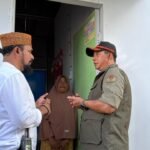 FOTO 27 Febr_Kepala BNPB Letjen TNI Suharyanto bersama Bupati Aceh Timur Iskandar Usman Al-Farlaky meninjau hunian sementara yang dihuni warga di Kabupaten Aceh Timur.