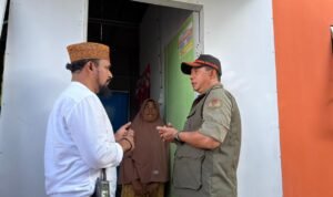 FOTO 27 Febr_Kepala BNPB Letjen TNI Suharyanto bersama Bupati Aceh Timur Iskandar Usman Al-Farlaky meninjau hunian sementara yang dihuni warga di Kabupaten Aceh Timur.