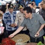 FOTO 27 Febr_Menteri Perdagangan Budi Santoso meninjau pasar tradisional dan modern pascabencana di Kota Tebingtinggi, Sumatra Utara. istimewa