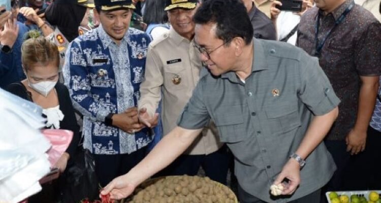 FOTO 27 Febr_Menteri Perdagangan Budi Santoso meninjau pasar tradisional dan modern pascabencana di Kota Tebingtinggi, Sumatra Utara. istimewa