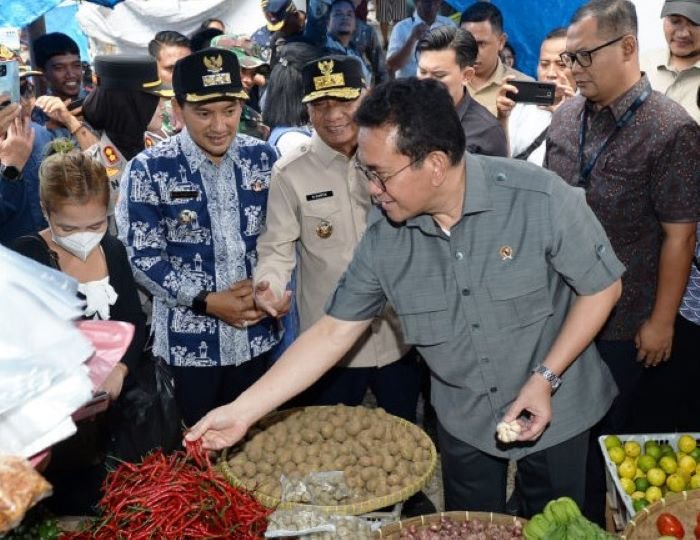 FOTO 27 Febr_Menteri Perdagangan Budi Santoso meninjau pasar tradisional dan modern pascabencana di Kota Tebingtinggi, Sumatra Utara. istimewa