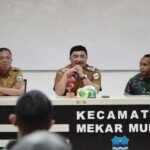 FOTO 28 Febr_Bupati Garut Abdusy Syakur Amin mengarahkan kepala desa di Kecamatan Mekarmukti, Caringin, dan Bungbulang. jabarprov