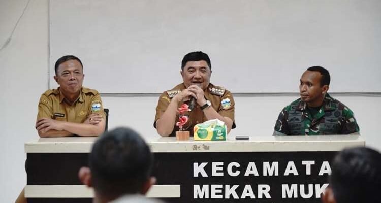 FOTO 28 Febr_Bupati Garut Abdusy Syakur Amin mengarahkan kepala desa di Kecamatan Mekarmukti, Caringin, dan Bungbulang. jabarprov