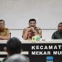 FOTO 28 Febr_Bupati Garut Abdusy Syakur Amin mengarahkan kepala desa di Kecamatan Mekarmukti, Caringin, dan Bungbulang. jabarprov