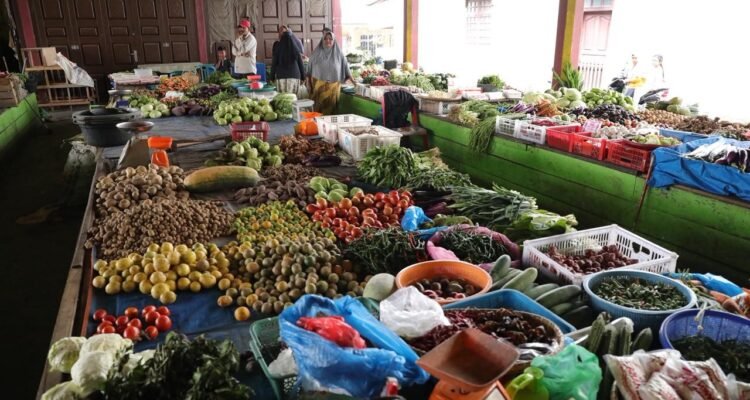 FOTO 31 Jan_Aktivitas pedagang di Pasar Simpang Tiga, Kabupaten Bener Meriah, Provinsi Aceh. bnpb