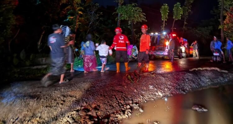 FOTO 6 Febr_Proses evakuasi warga terdampak pergerakan tanah di Desa Padasari, Kecamatan Jatinegara, Kabupaten Tegal, Jawa Tengah.