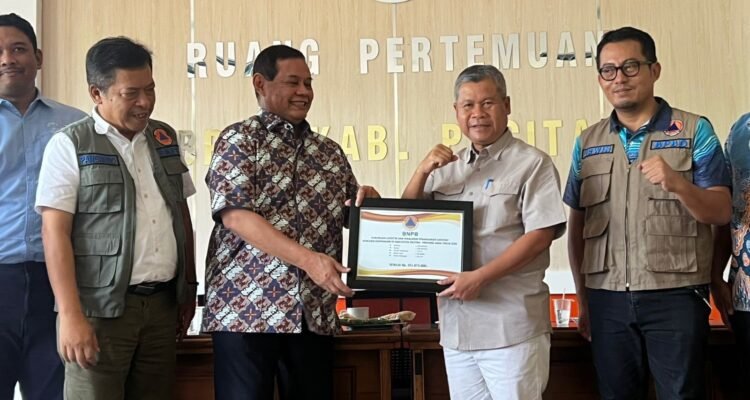 FOTO 9 Febr_Anggota Komisi VIII DPR menyerahkan bantuan logistik dan peralatan kepada Pemerintah Kabupaten Pacitan. (dok. bnpb)