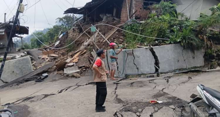 FOTO 9 Febr_Personil BNPB melakukan asesmen di wilayah terdampak pergerakan tanah di Desa Padasari, Kecamatan Jatinegara, Kab Tegal