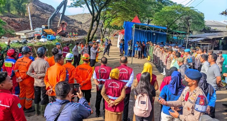 FOTO 10 Maret_Briefing tim gabungan sebelum melanjutkan pencarian korban hilang akibat longsor di TPST Bantargenang