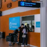 FOTO 10 Maret_Wisatawan tengah berada di loasi informasi Bandara I Gusti Ngurah Rai, Bali. (dok. kemenpar)