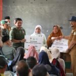 FOTO 11 Maret_Penyerahan bantuan Dana Tunggu Hunian (DTH) kepada warga yang terdampak bencana di Kecamatan Rantau , Kabupaten Aceh Tamiang.