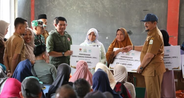 FOTO 11 Maret_Penyerahan bantuan Dana Tunggu Hunian (DTH) kepada warga yang terdampak bencana di Kecamatan Rantau , Kabupaten Aceh Tamiang.