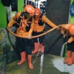 FOTO 12 Maret_BPBD Kabupaten Bogor melakukan pembersihan material lumpur yang tertahan di rumah warga pascabanjir di