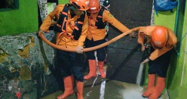 FOTO 12 Maret_BPBD Kabupaten Bogor melakukan pembersihan material lumpur yang tertahan di rumah warga pascabanjir di