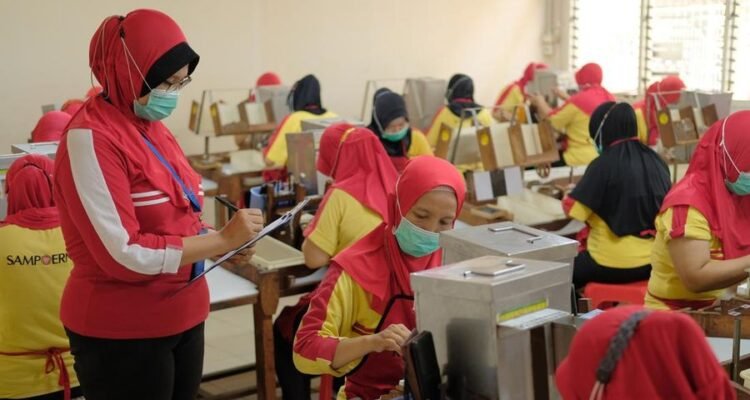 FOTO 13 Maret_Pekerja pabrik rokok HM Sampoerna. (dok. hmsampoerna)