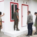 FOTO 14 Maret_Kepala BNPB Letjen TNI Suharyanto saat memeriksa progres pembangunan hunian tetap