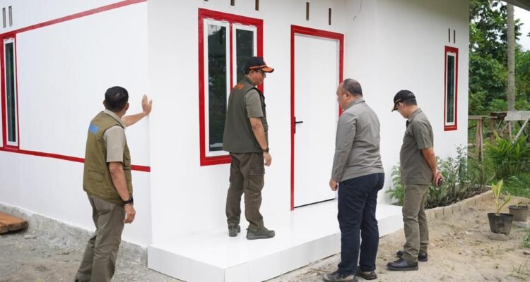 FOTO 14 Maret_Kepala BNPB Letjen TNI Suharyanto saat memeriksa progres pembangunan hunian tetap