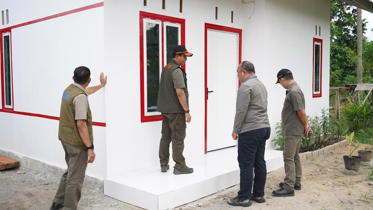 FOTO 14 Maret_Kepala BNPB Letjen TNI Suharyanto saat memeriksa progres pembangunan hunian tetap